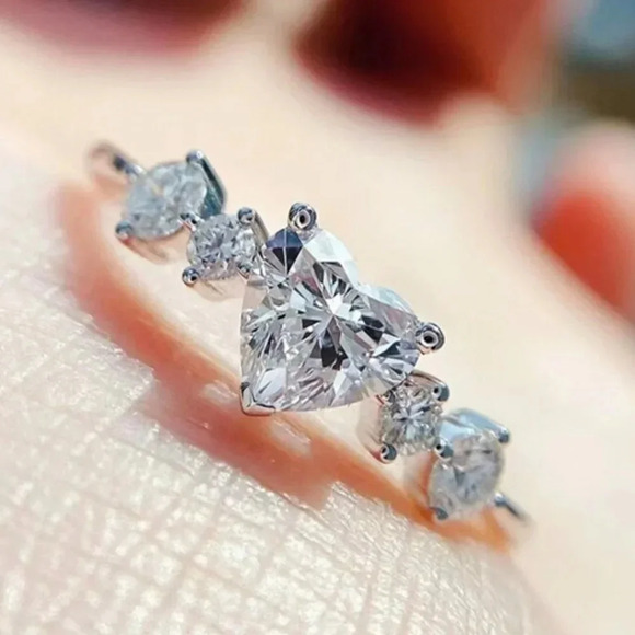 ✨Crystal Clear Sweet Pure Heart CZ Anillos Shiny CZ Lovely Heart Ring, UNVN12020 - Picture 2 of 5